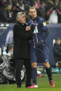 Foto de archivo del 27 de febrero de 2013 del sueco Zlatan Ibrahimovic (d) junto a su entrenador Carlo Ancelotti (i), en un partido del Paris Saint Germain. EFE/YOAN VALAT