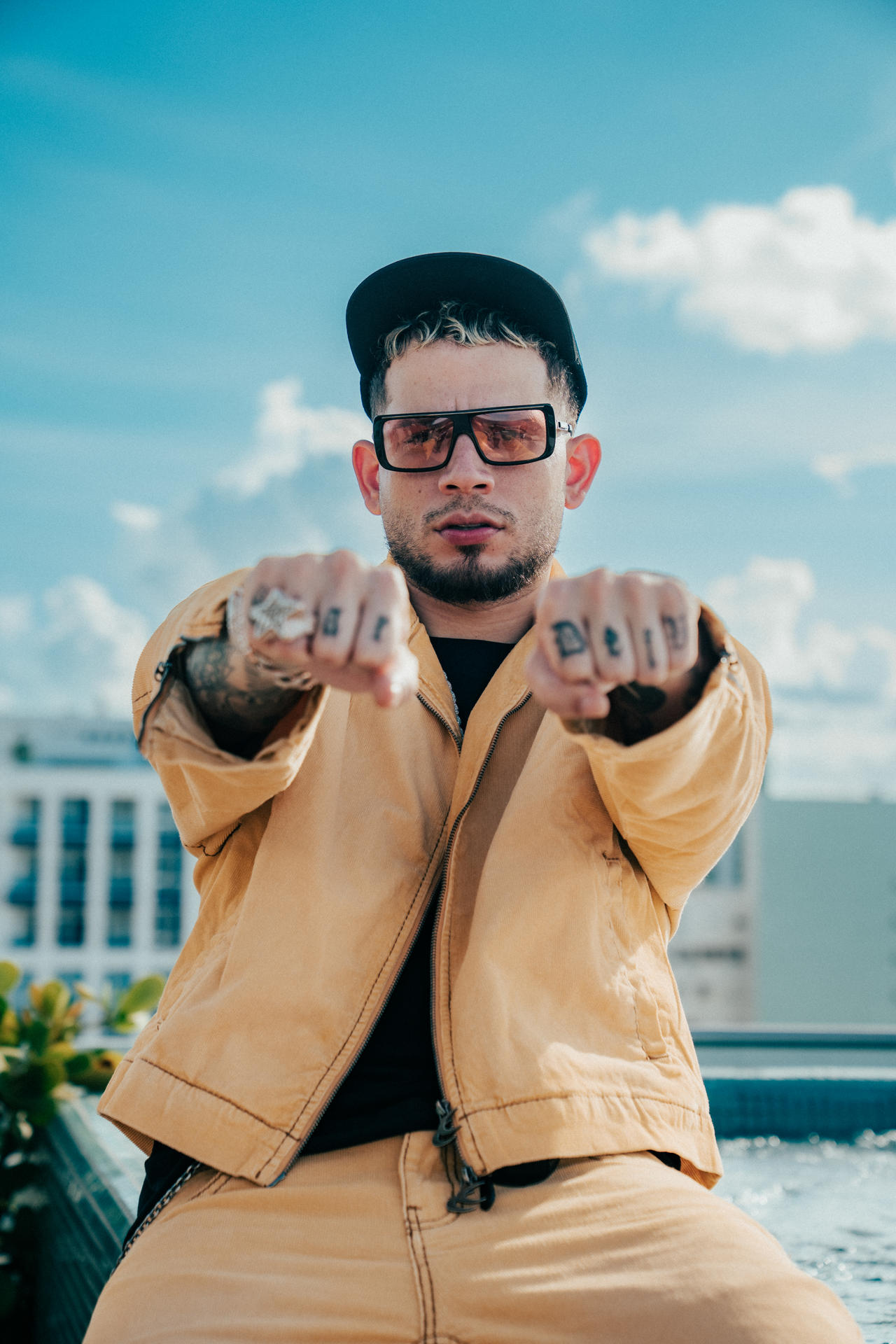 Fotografía cedida por Dany Misa del reguetonero puertorriqueño Dei V, una de las nuevas estrellas del movimiento urbano. Dei V estrenó este jueves su nuevo disco, 'Underwater', el cual considera "el más completo" de su carrera al dividirlo en dos etapas: la cruda y callejera, y la sensual y romántica. EFE/Dany Misa