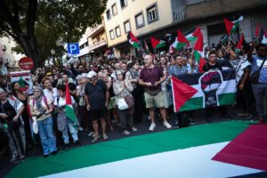 Las personas participan en una protesta organizada por el movimiento de solidaridad con Palestina en apoyo del pueblo palestino y en contra de la interceptación de los buques de la Flotilla Global Sumud (GSF) por parte de Israel, frente a la embajada de Israel en Lisboa, Portugal, 02 de octubre de 2025. La Flotilla Global Sumud, una iniciativa marítima internacional con representantes de más de 40 países que comenzó a navegar en agosto de 2025 con destino a la Franja de Gaza, tiene como objetivo romper el bloqueo israelí y entregar ayuda humanitaria a Gaza. (Protestas, Lisboa) EFE/EPA/RODRIGO ANTUNES