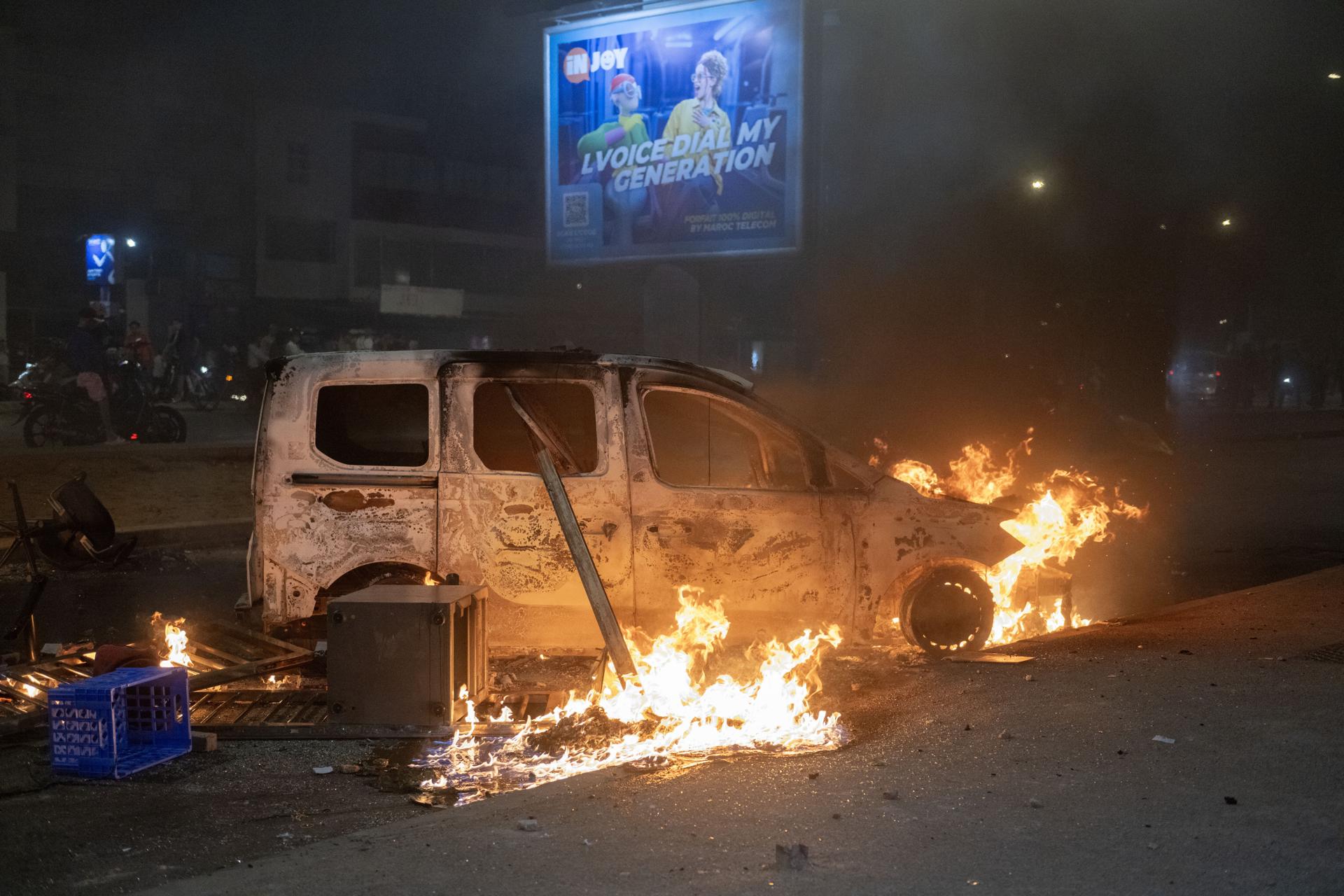 Un coche de policía arde mientras las protestas lideradas por jóvenes pidiendo reformas en salud y educación se vuelven violentas, en Sale, Marruecos, 01 de octubre de 2025. (Protestas, Marruecos) EFE/EPA/Jalal Morchidi
