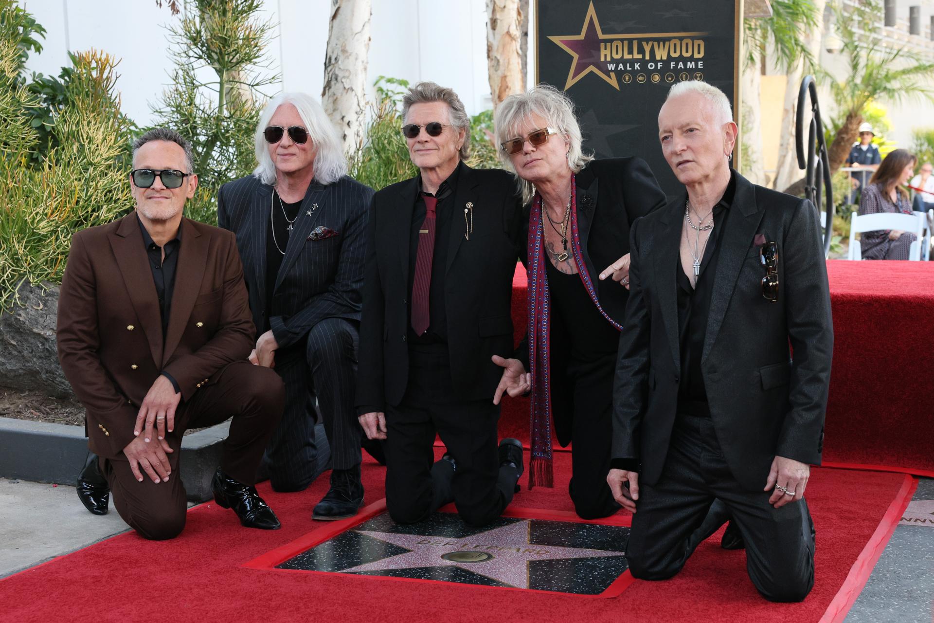 Los integrantes de la agrupación británica Def Leppard, Rick Allen, Rick Savage, Joe Elliott, Vivian Campbell, y Phil Collen (de izq a dere) hablan durante la ceremonia de colocación de una estrella en el Paseo de la Fama de Hollywood, en Los Ángeles, California, EE.UU., el 9 de octubre de 2025. EFE/ALLISON DINNER
