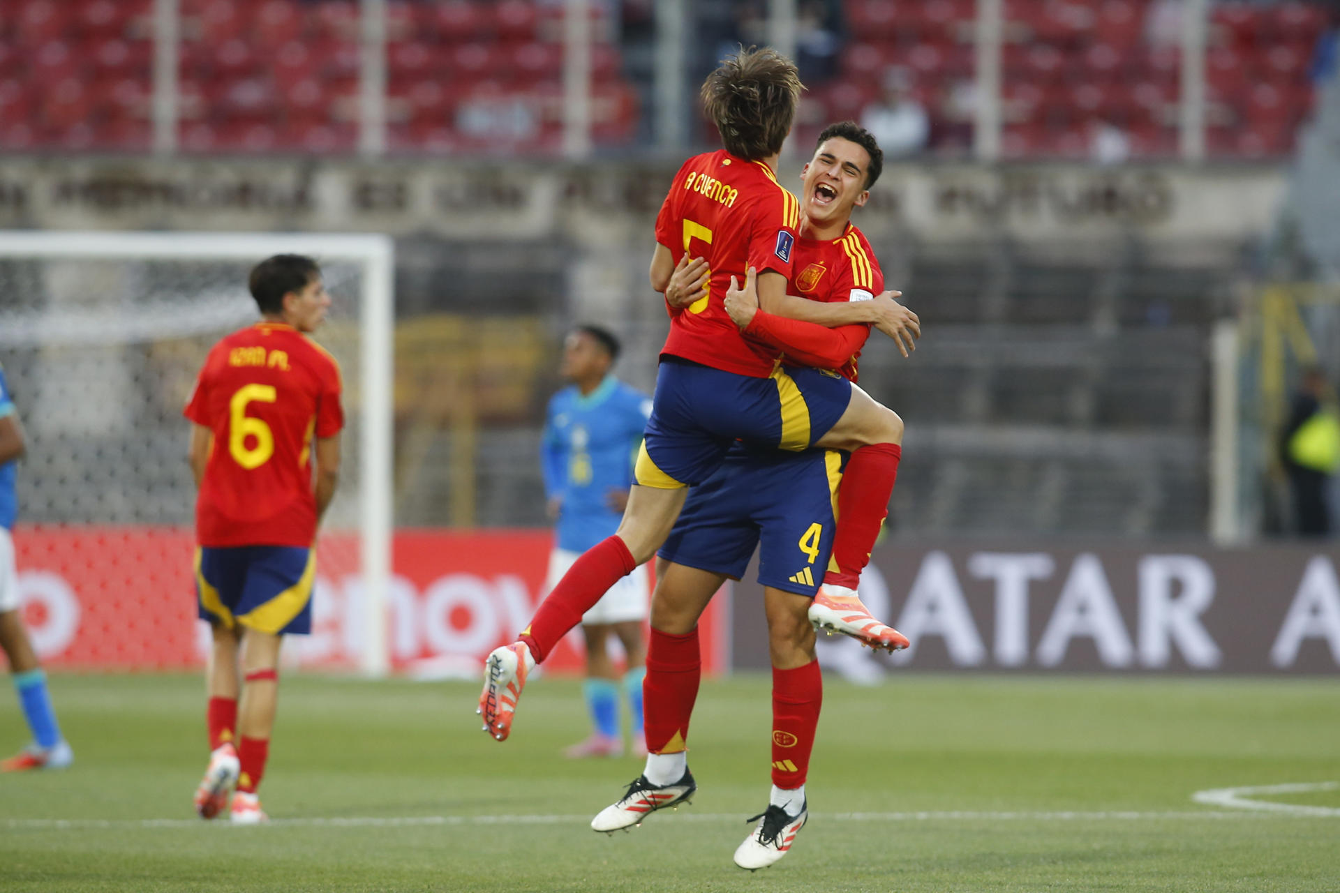 Jugadores de España celebran al finalizar un partido del grupo C de la Copa Mundial Sub-20 entre España y Brasil en el estadio Nacional Julio Martínez Prádanos, en Santiago (Chile). EFE/ Esteban Garay
