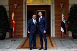 El presidente del gobierno Pedro Sánchez, junto al presidente de la Junta de Extremadura, Guillermo Fernández Vara, en el Palacio de la Moncloa. EFE/ Emilio Naranjo
