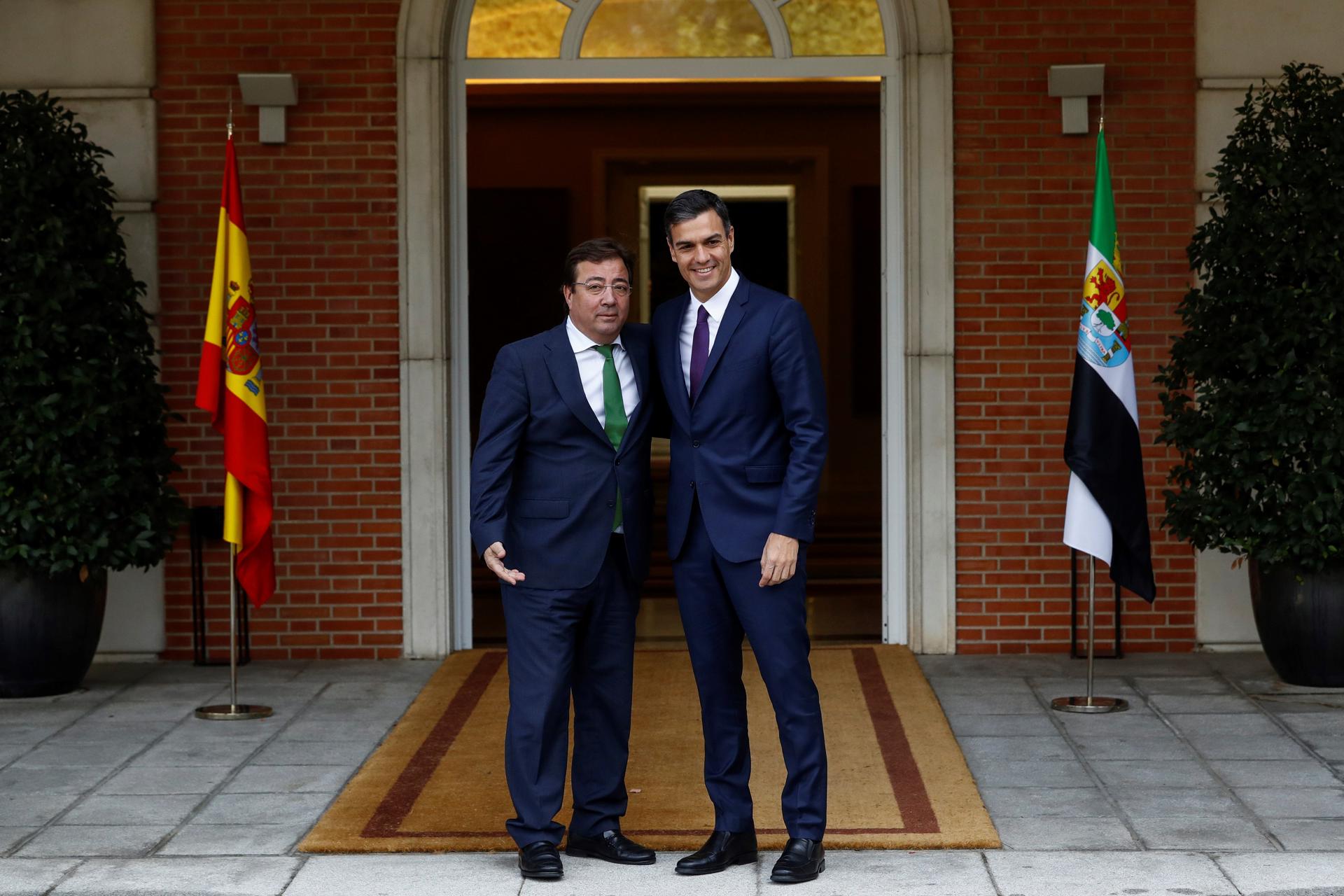 El presidente del gobierno Pedro Sánchez, junto al presidente de la Junta de Extremadura, Guillermo Fernández Vara, en el Palacio de la Moncloa. EFE/ Emilio Naranjo
