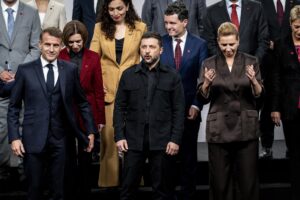 El presidente francés Emmanuel Macron (L), el presidente de Ucrania Volodymyr Zelenskiy (C), la primera ministra danesa Mette Frederiksen (R) y otros líderes posan para una foto familiar durante la 7ª reunión de la Comunidad Política Europea (EPC) en Copenhague, Dinamarca, 02 de octubre de 2025. La cumbre, que reúne a líderes de todo el continente, se centrará en la defensa y el apoyo a Ucrania, la situación de seguridad en Europa, incluida la seguridad económica y la migración. (Dinamarca, Ucrania, Copenhague) EFE/EPA/IDA MARIE ODGAARD DENMARK OUT