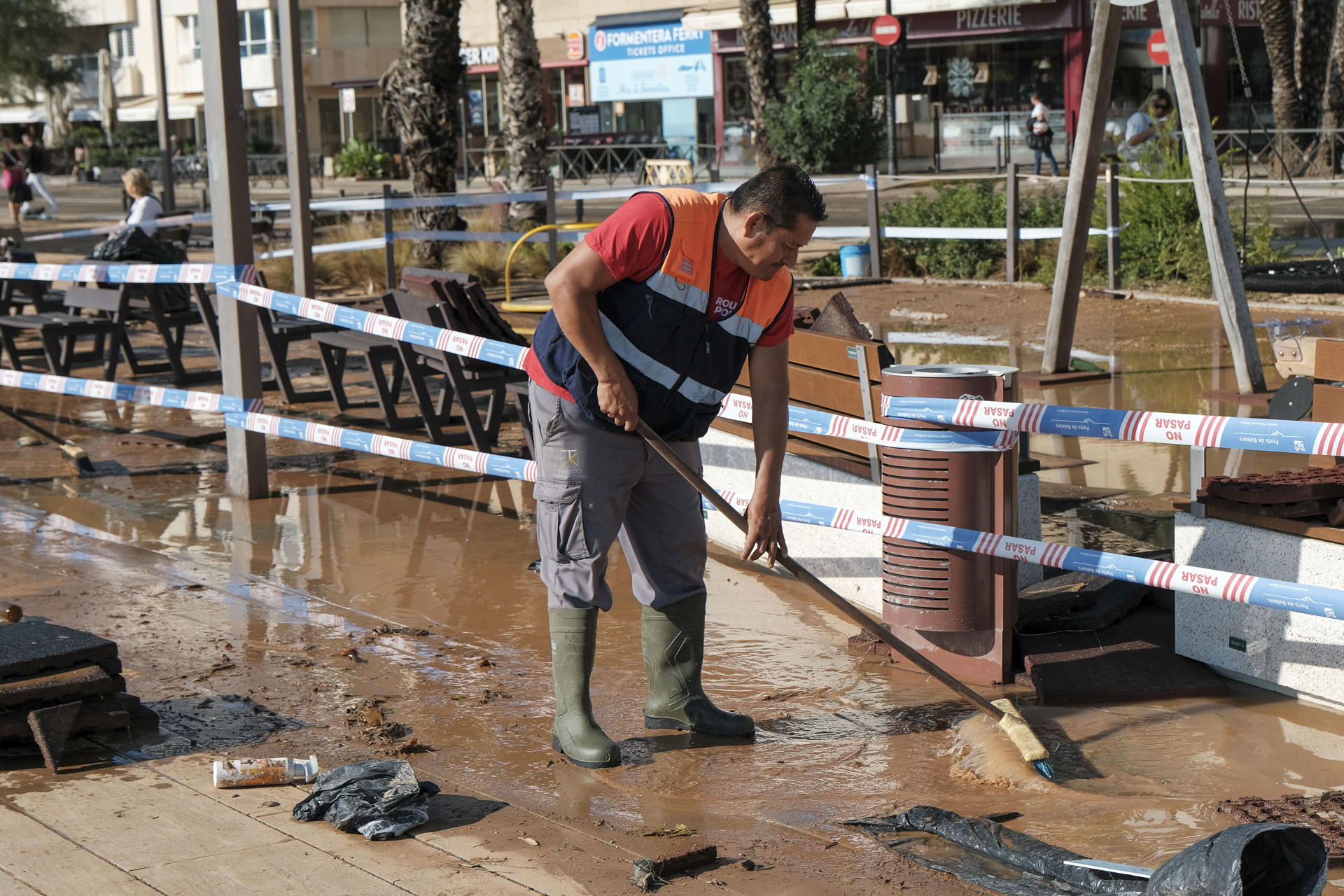 Imagen de labores de limpieza el miércoles en Ibiza, tras el episodio de fuertes lluvias del martes. EFE/ Sergio G. Canizares