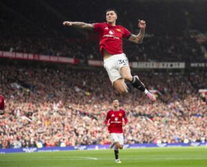 El jugador del United Benjamin Sesko celebra el segundo gol durante el partido de la Premier League que han jugado Manchester United y Sunderland AFC, en Manchester, Reino Unido. EFE/EPA/PETER POWELL
