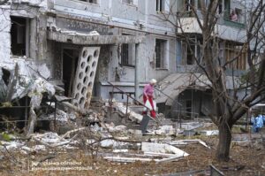Una foto distribuida por la Administración Militar Regional de Zaporiyia muestra el lugar de un ataque ruso contra un edificio residencial en Zaporiyia, Ucrania, el 05 de octubre de 2025. Según el informe del Servicio Estatal de Emergencias, al menos cinco personas murieron y docenas resultaron heridas después de que Rusia lanzara un ataque nocturno contra Ucrania con más de 50 misiles de diferentes tipos y 500 drones de choque. Las regiones de Leópolis, Ivano-Frankivsk, Zaporizhia, Chernígov, Sumy, Járkov, Jersón, Odesa y Kirovohrad sufrieron un ataque combinado masivo durante la noche. EFE/ZAPORIZHZHIA REGIONAL MILITARY ADMINISTRATION / HANDOUT HANDOUT EDITORIAL USE ONLY/NO SALES