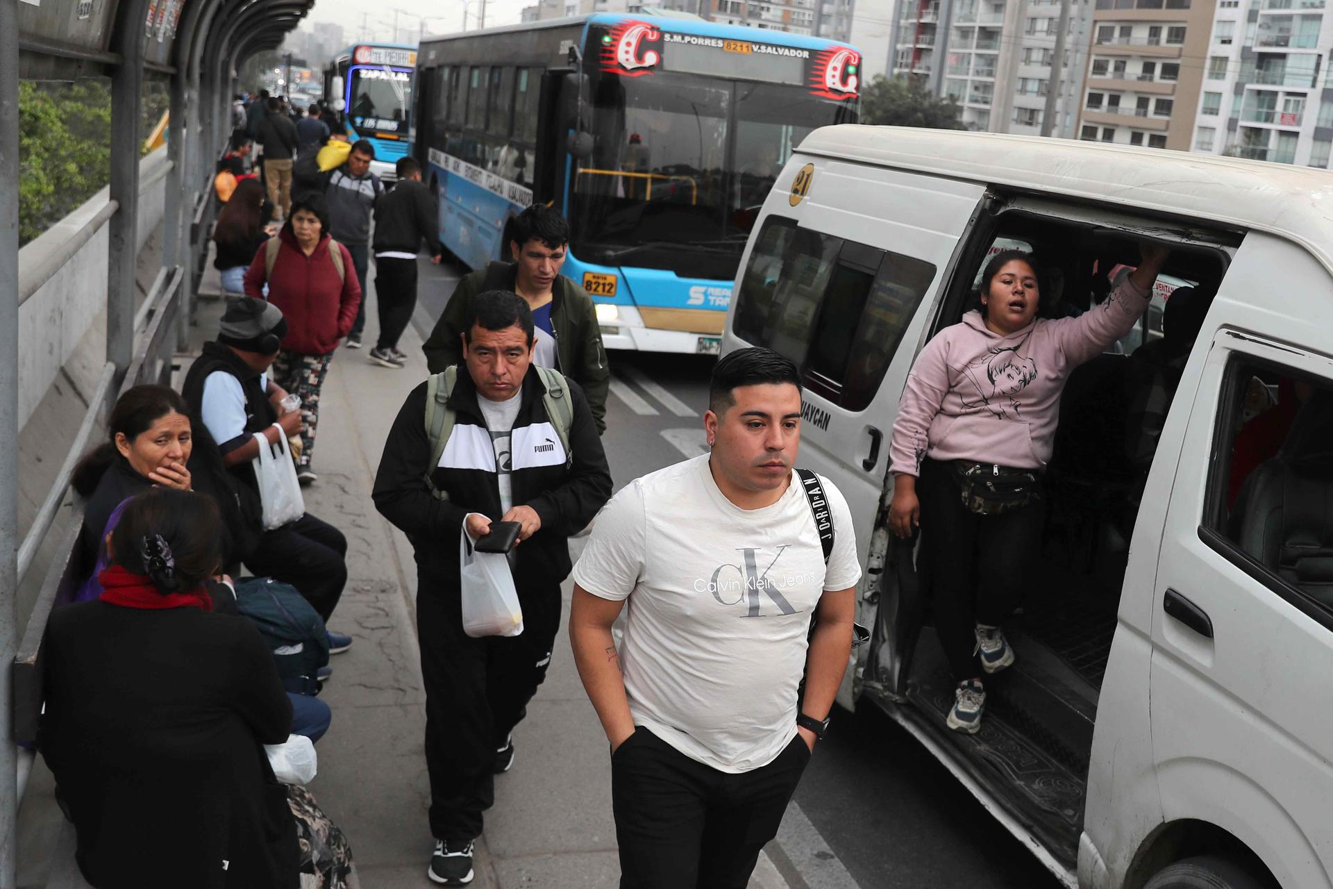 Personas intentan utilizar transporte de servicio público este 6 de octubre de 2025, en Lima (Perú). EFE/ Paolo Aguilar
