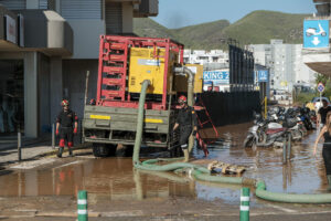 En la imagen del pasado miércoles, los bomberos utilizan una bomba para achicar tras el episodio de fuertes lluvias del martes en Ibiza. EFE/ Sergio G. Canizares