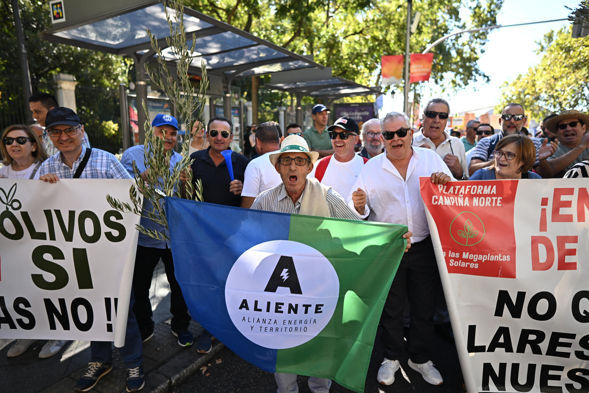 Manifestación convocada por el movimiento ciudadano 'Salvemos el mundo rural agredido' y respaldada por más de cuatrocientas entidades de la España Vaciada para protestar por el "abandono institucional" de los territorios despoblados este domingo en Madrid. EFE/ Fernando Villar
