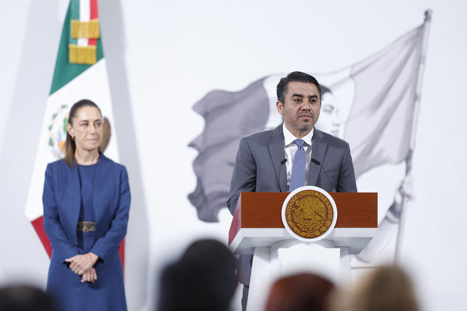 El titular de la Comisión Nacional del Agua (Conagua), Efraín Morales López, habla durante una rueda de prensa este miércoles, en el Palacio Nacional de Ciudad de México (México). EFE/Sáshenka Gutiérrez
