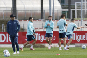 El técnico del Athletic de Bilbao, Ernesto Valverde (i), supervisa el entrenamiento que el club rojiblanco ha celebrado este jueves, el último en semana de parón liguero. EFE/ Miguel Toña