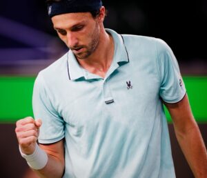 El francés Arthur Rinderknech, durante el partido disputado este lunes contra el alemán Alexander Zverev en el torneo de Shanghai. EFE/ ALEX PLAVEVSKI