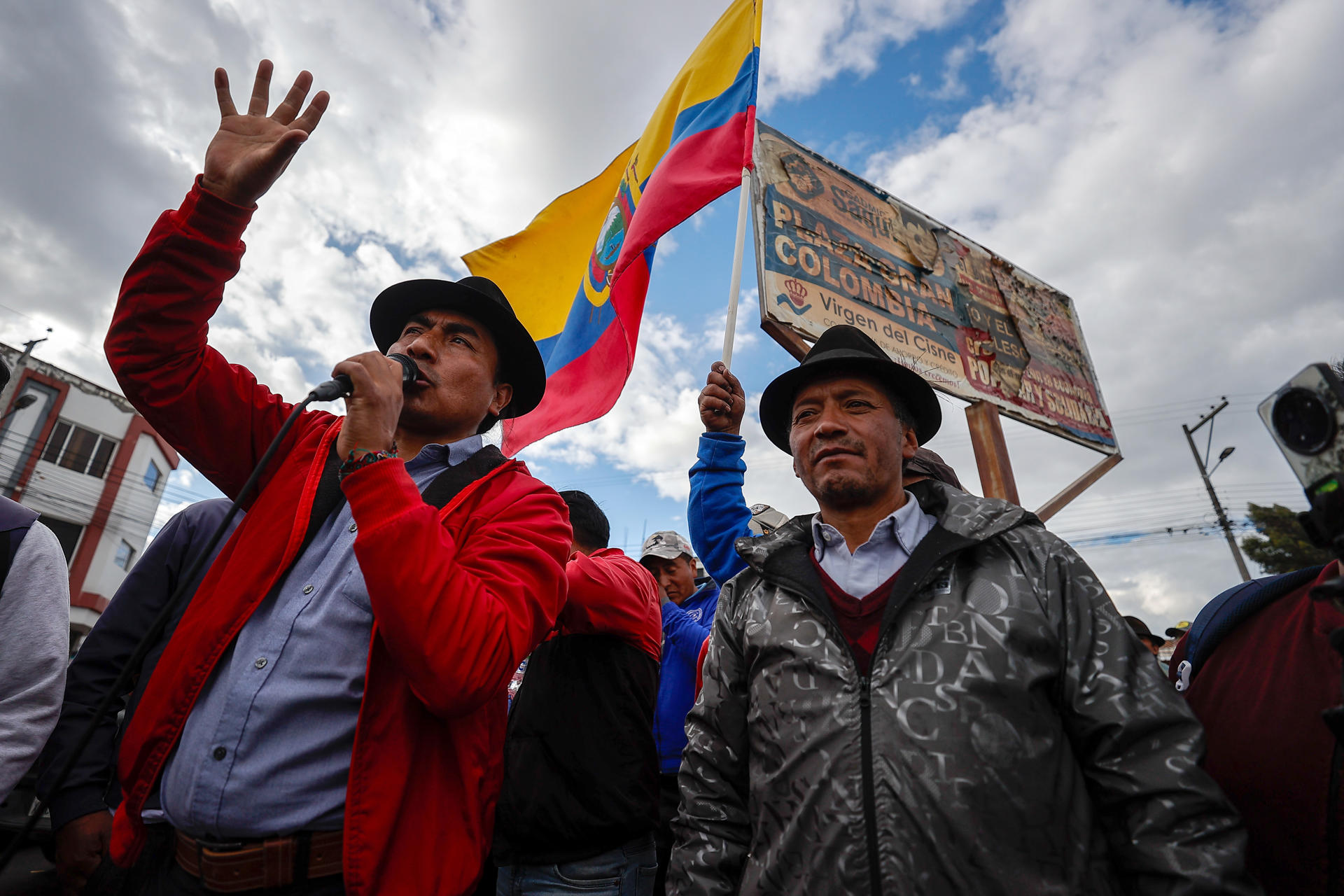 El expresidente de la Confederación de Nacionalidades Indígenas de Ecuador (Conaie), Leónidas Iza (i), habla durante una manifestación este martes, en Pujilí (Ecuador). EFE/ José Jácome
