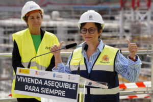 La ministra de Vivienda y Agenda Urbana, Isabel Rodríguez, durante su visita a las obras de viviendas destinadas al alquiler asequible en Gijón. EFE/Paco Paredes/Archivo