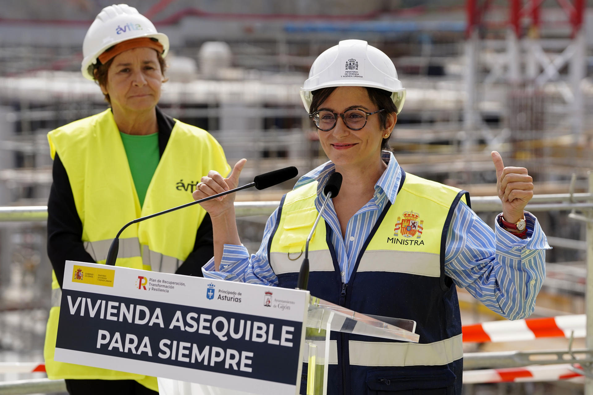 La ministra de Vivienda y Agenda Urbana, Isabel Rodríguez, durante su visita a las obras de viviendas destinadas al alquiler asequible en Gijón. EFE/Paco Paredes/Archivo