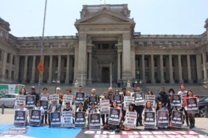 Un grupo de periodistas posa durante una protesta convocada por la Asociación Nacional de Prensa de Perú este miércoles, a las afueras del Palacio de Justicia en Lima (Perú). EFE/ Paula Bayarte
