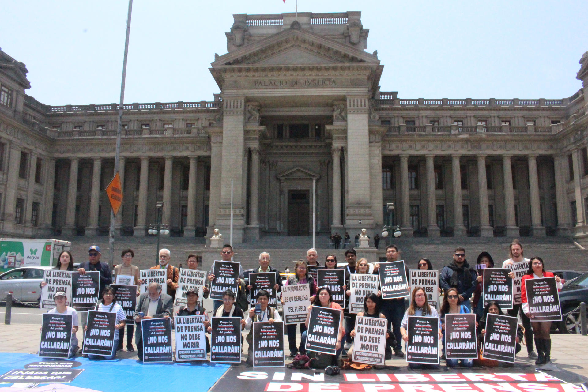 Un grupo de periodistas posa durante una protesta convocada por la Asociación Nacional de Prensa de Perú este miércoles, a las afueras del Palacio de Justicia en Lima (Perú). EFE/ Paula Bayarte