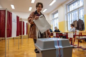 Una mujer deposita su voto en una urna este sábado en Praga, en la segunda jornada de las elecciones legislativas en República Checa. EFE/EPA/MARTIN DIVISEK