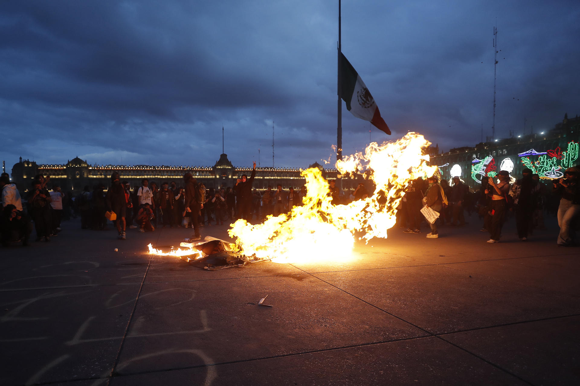 Personas prenden fuego durante la marcha por los 57 años de la matanza de Tlatelolco del 2 de octubre de 1968, este jueves en la Ciudad de México (México). EFE/ Isaac Esquivel
