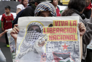 Personas participan en una manifestación en apoyo a Palestina pidiendo el fin de la ofensiva israelí en Gaza este martes, en Bogotá (Colombia). EFE/ Carlos Ortega