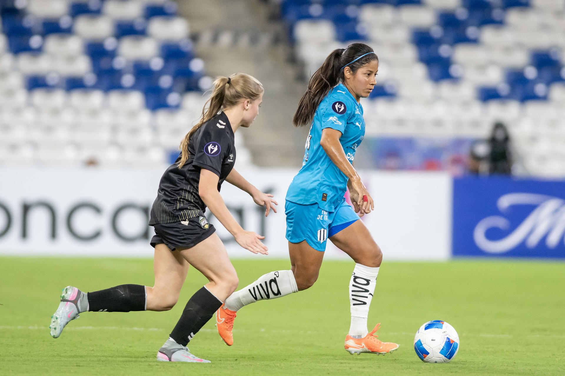 Alejandra Calderon (d) de Monterrey disputa el balón con Bianca Patik de Vancouver este jueves, en un partido de la Copa de Campeones Concacaf (F) entre Monterrey y Vancouver en el estadio BBVA, en Monterrey (México). EFE/ Miguel Sierra
