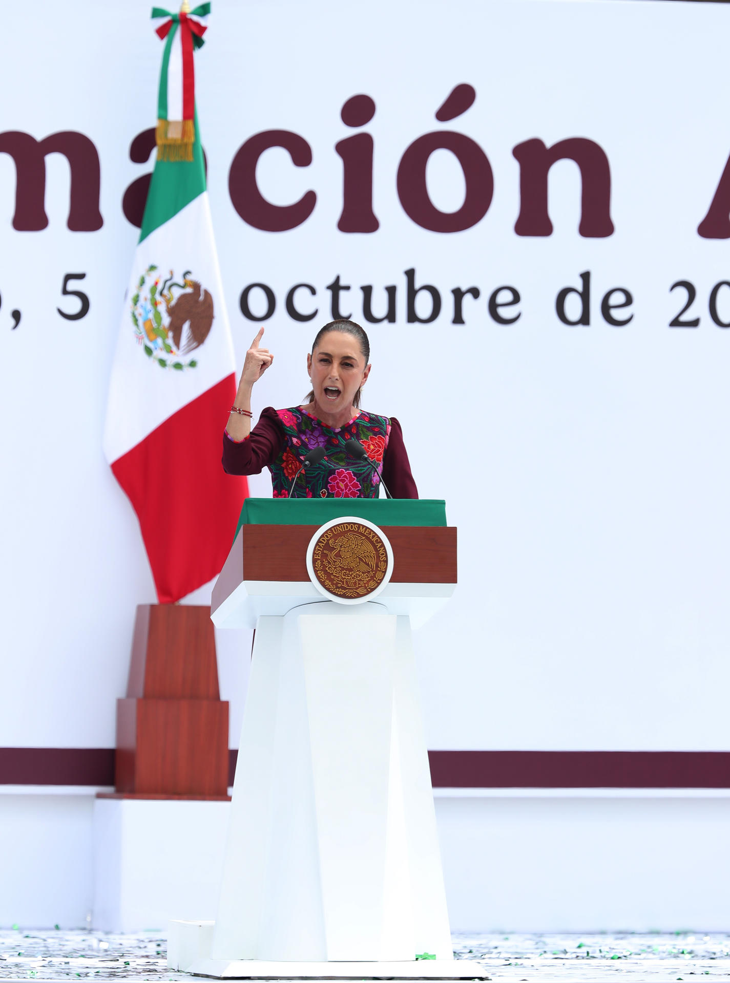 La presidenta de México Claudia Sheinbaum, participa durante la conmemoración de su primer año de gobierno este domingo, en el Zócalo de la Ciudad de México (México). EFE/Mario Guzmán
