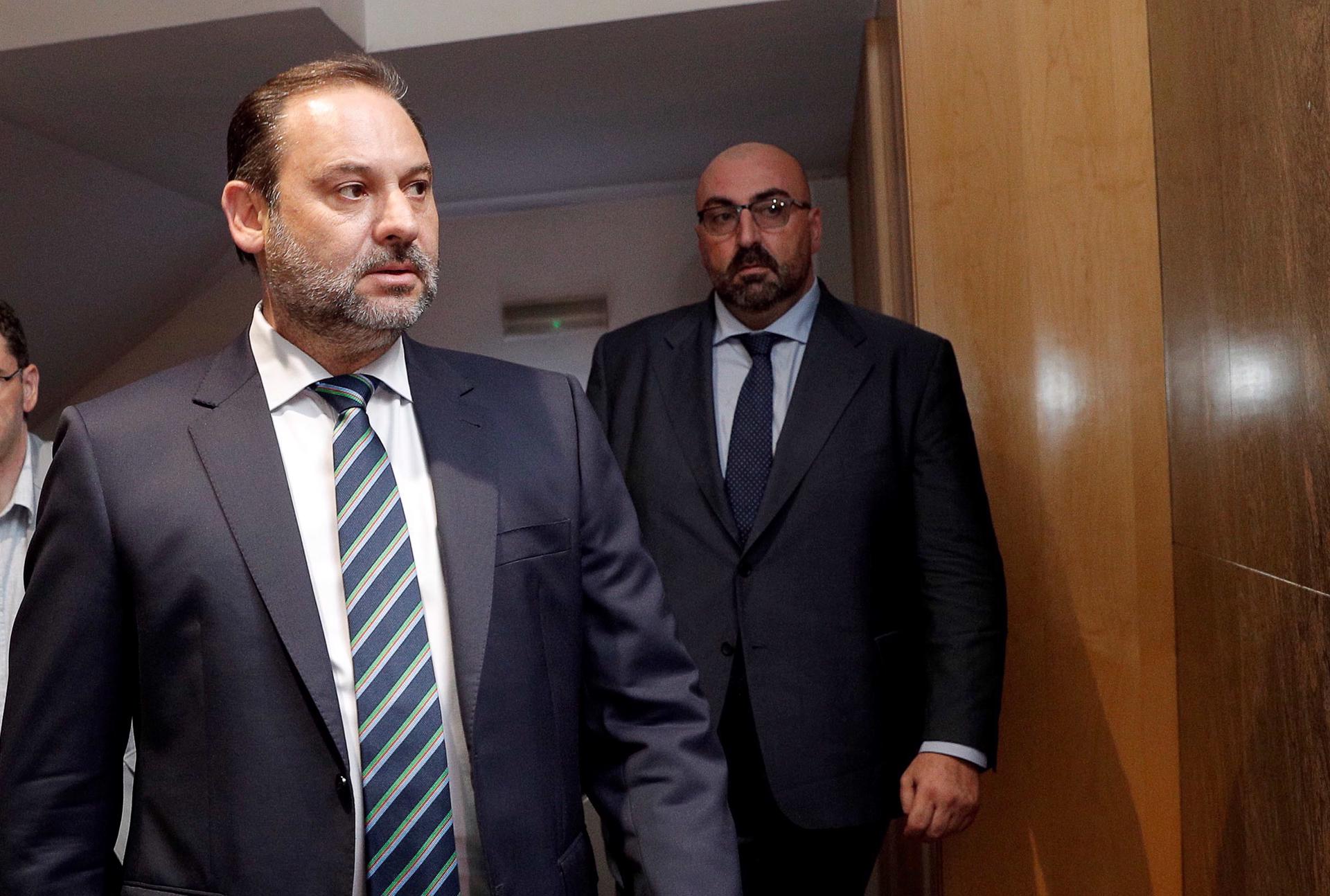 Fotografía de archivo, tomada el 05/08/2019, de Koldo García (d) junto al entonces ministro de Fomento, José Luis Ábalos (i). EFE/Manuel Bruque