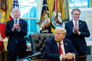 El presidente de EE.UU., Donald Trump, habla el 6 de octubre de 2025. EFE/Aaron Schwartz