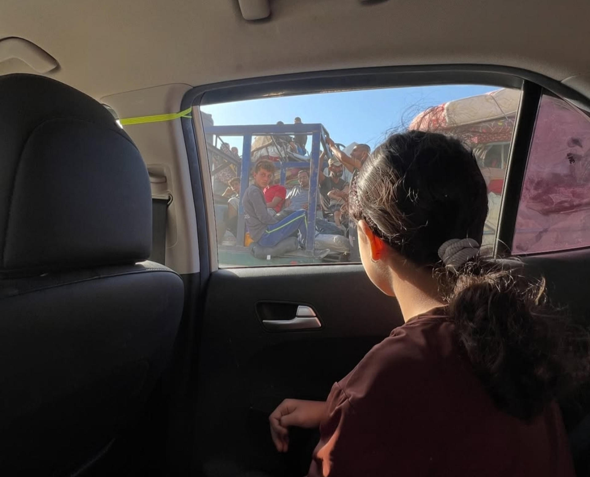 La niña gazatí Jenaan Nabil, de solo 10 años, mira desde el cristal del coche mientras se desplaza junto a su familia debido a la guerra. EFE/Jenaan Nabil SOLO USO EDITORIAL/SOLO DISPONIBLE PARA ILUSTRAR LA NOTICIA QUE ACOMPAÑA (CRÉDITO OBLIGATORIO)
