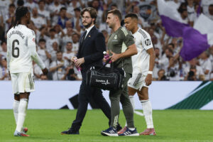 El delantero del Real Madrid Kylian Mbappé es sustituido durante el partido de la jornada 8 de LaLiga EA Sports que Real Madrid y Villarreal disputaron en el estadio Santiago Bernabéu.- EFE/ JJ Guillén