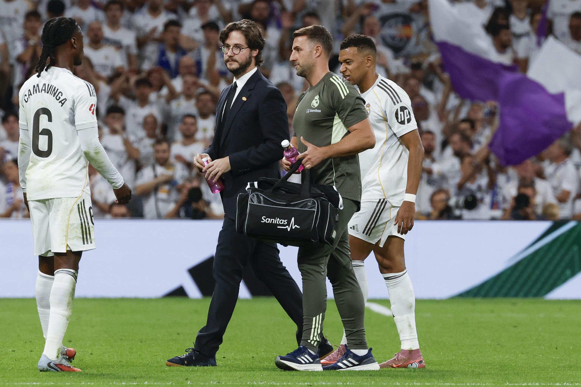 El delantero del Real Madrid Kylian Mbappé es sustituido durante el partido de la jornada 8 de LaLiga EA Sports que Real Madrid y Villarreal disputaron en el estadio Santiago Bernabéu.- EFE/ JJ Guillén