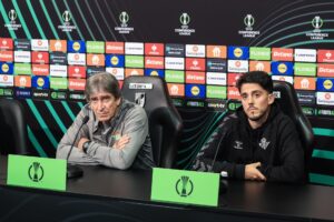 Fotografía de Jose Coelho, en la que puede verse en una imagen de archivo del 12 de marzo de 2025 al entrenador del Real Betis, Manuel Pellegrini (i), y a su jugador Pablo Fornals (d), durante una rueda de prensa. EFE