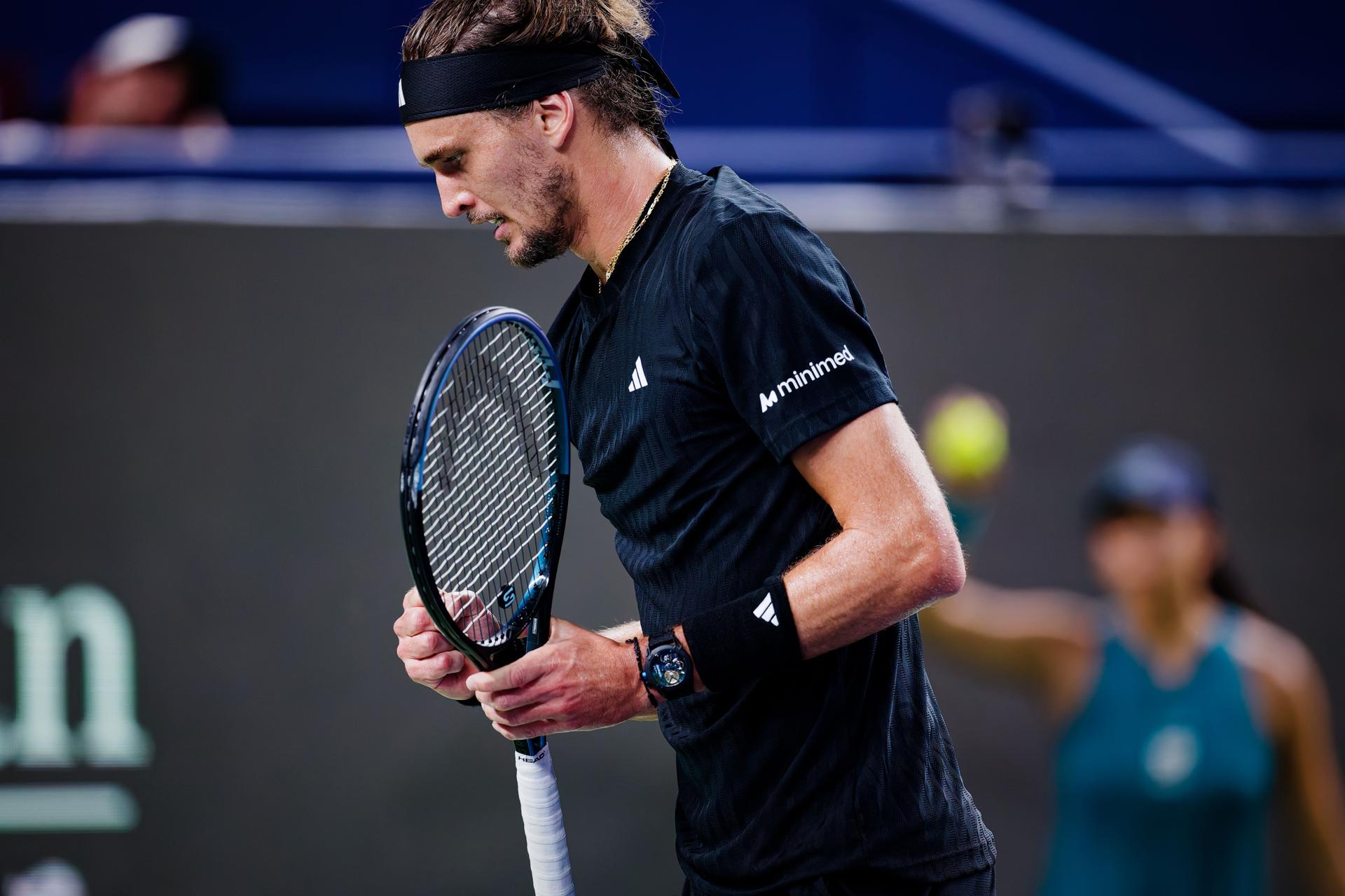 El alemán Alexander Zverev, durante el partido de este lunes contra el francés Arthur Rinderknech en el torneo de Shanghai. EFE/ ALEX PLAVEVSKI