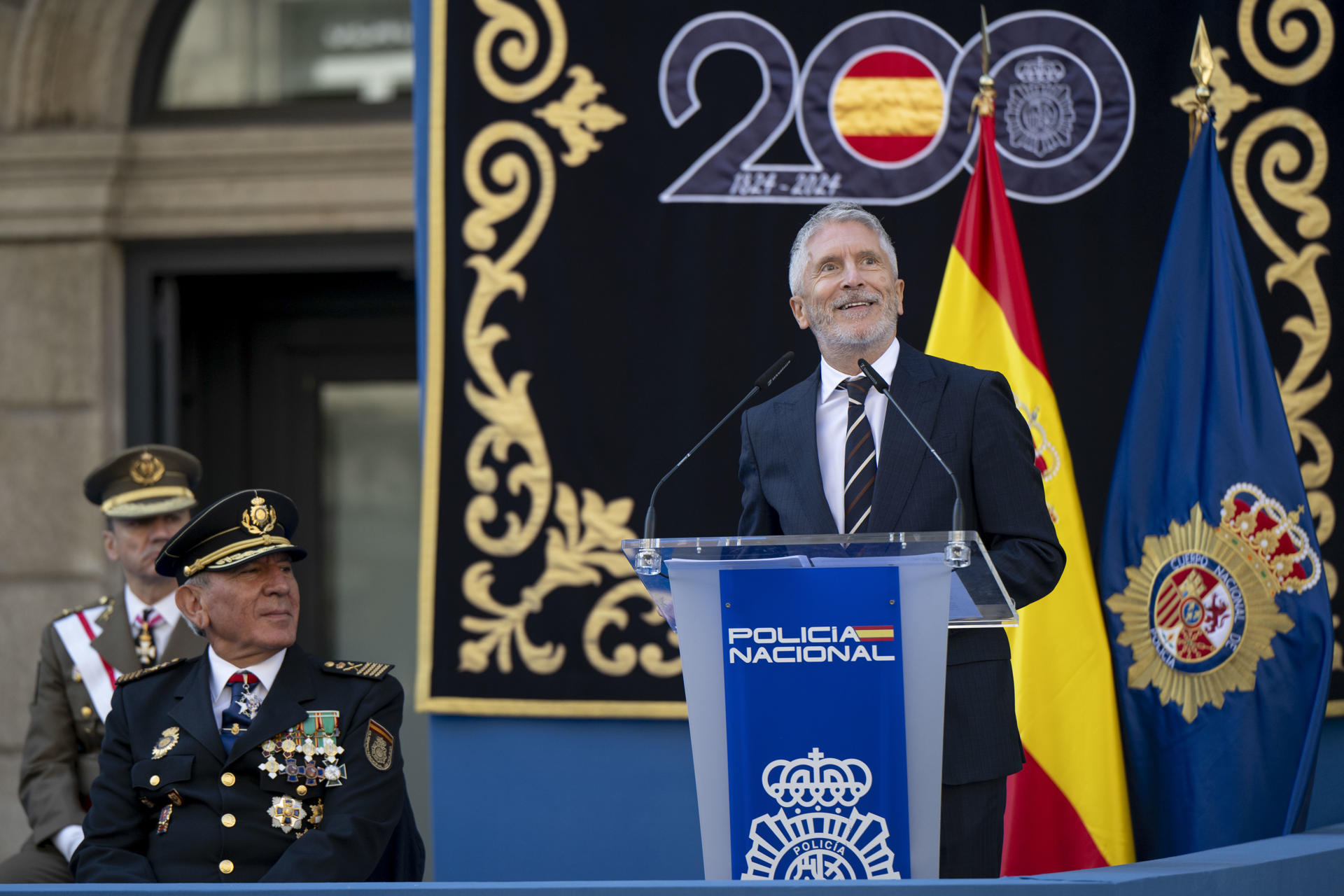 El ministro del Interior, Fernando Grande-Marlaska, interviene en el acto central del Día de la Policía, que celebra su patrón, los Santos Ángeles Custodios, este jueves en Vigo (Pontevedra). EFE/Brais Lorenzo
