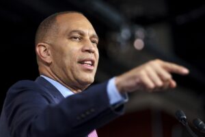 El líder de la minoría de la Cámara de Representantes de EE.UU., Hakeem Jeffries, habla durante una conferencia de prensa en el Capitolio de EE.UU., en Washington DC, EE.UU., en una fotografía del 3 de octubre de 2025. EFE/WILL OLIVER