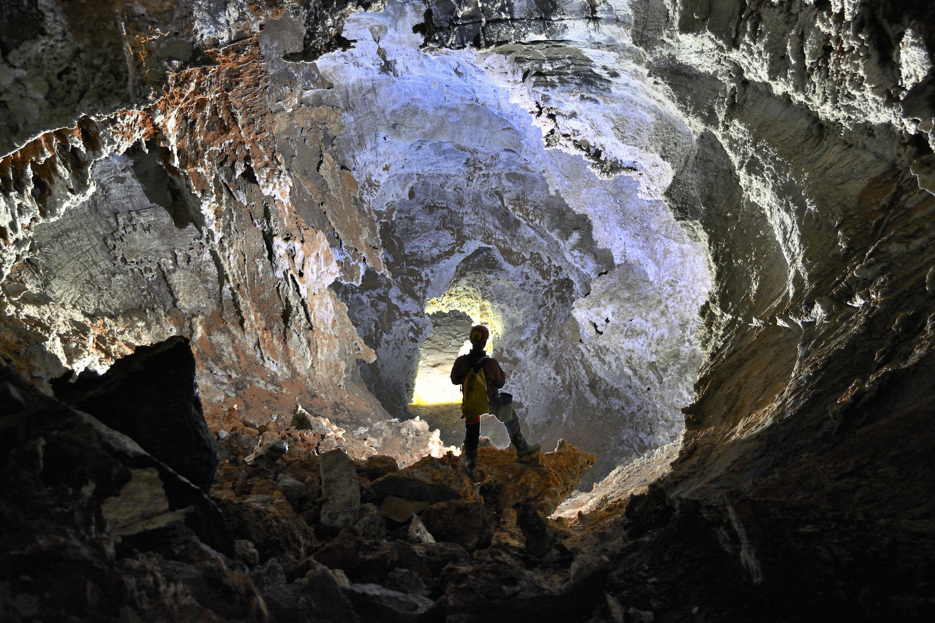 Imagen estalagmita en Aire. El hallazgo de una galería que conecta dos simas ya conocidas en el Parque Nacional de la Sierra de las Nieves, en Málaga, da lugar al sistema subterráneo más grande de Andalucía y uno de los más extensos del país: un complejo de 26.445 metros de desarrollo y un desnivel máximo de 955 metros. El Grupo de Exploraciones Subterráneas de la Sociedad Excursionista de Málaga (G.E.S. de la S.E.M.) ha confirmado la conexión física entre la Sima del Nevero (TO-39) y la Sima del Aire (TO-61) que da lugar al Complejo Nevero-Aire. EFE/Mancomunidad Sierra de las Nieves//SOLO USO EDITORIAL/SOLO DISPONIBLE PARA ILUSTRAR LA NOTICIA QUE ACOMPAÑA (CRÉDITO OBLIGATORIO)//