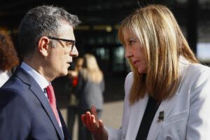 Imagen de archivo (23/01/2025) del ministro de Justicia, Félix Bolaños, y la presidenta del Consejo General del Poder Judicial y del Tribunal Supremo de España, Isabel Perelló, tras el acto de entrega de despachos a los 137 integrantes de la LXXIII promoción de la Carrera Judicial en Barcelona. EFE/Quique García