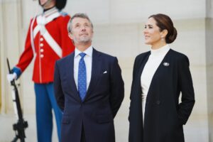 - El rey Frederik X de Dinamarca (I) y la reina Mary (D) reciben a los jefes de gobierno y estado de la UE a cenar en el Palacio de Amalienborg en Copenhague, Dinamarca, 01 de octubre de 2025. La pareja real está organizando una cena con motivo de una reunión de la Comunidad Política Europea (EPC). (Dinamarca, Copenhague) EFE/EPA/IDA MARIE ODGAARD DENMARK OUT