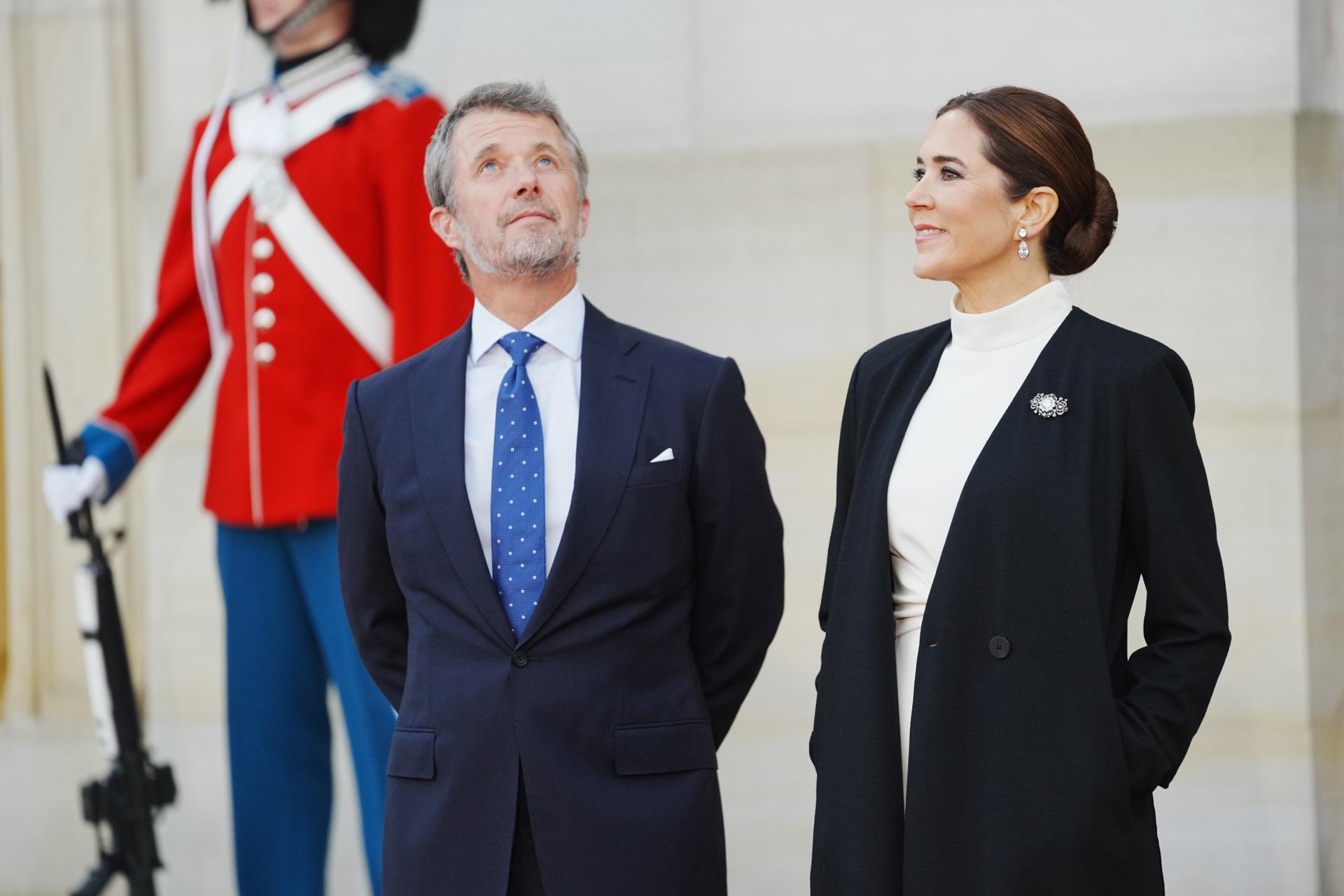 - El rey Frederik X de Dinamarca (I) y la reina Mary (D) reciben a los jefes de gobierno y estado de la UE a cenar en el Palacio de Amalienborg en Copenhague, Dinamarca, 01 de octubre de 2025. La pareja real está organizando una cena con motivo de una reunión de la Comunidad Política Europea (EPC). (Dinamarca, Copenhague) EFE/EPA/IDA MARIE ODGAARD DENMARK OUT