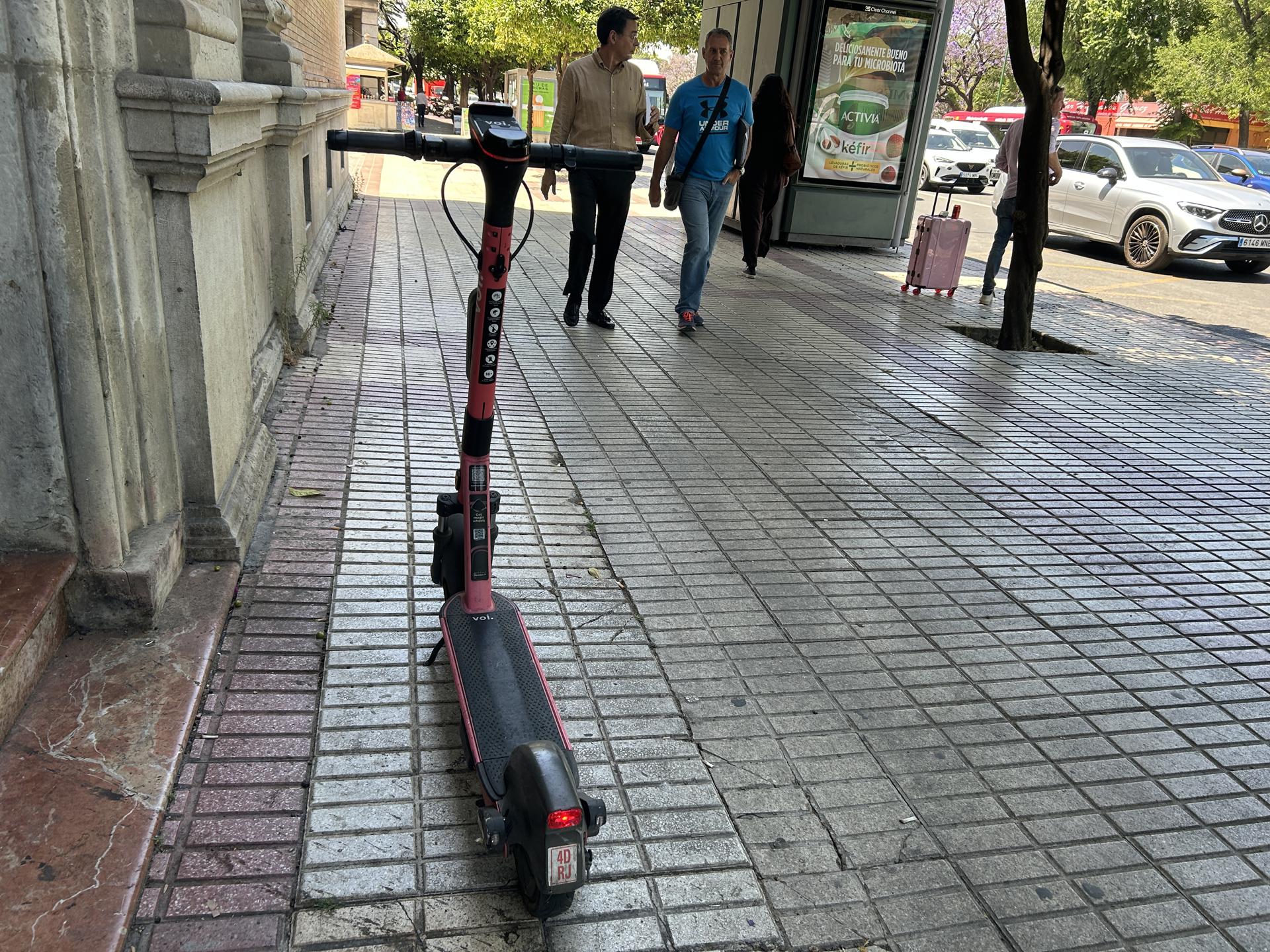 Imagen de archivo de un patinete eléctrico en una calle de Sevilla. EFE/Fermín Cabanillas