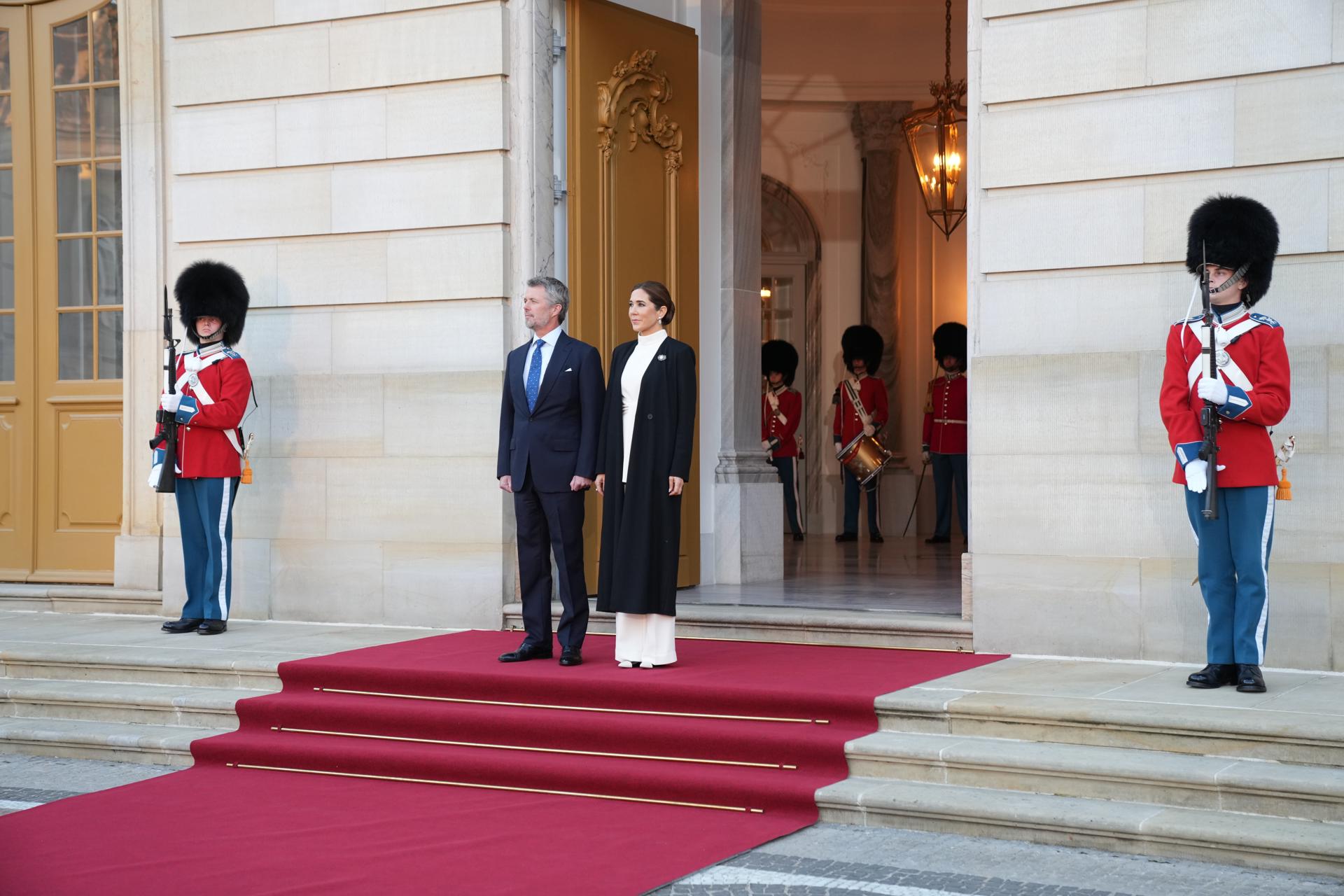 El Rey Frederik X de Dinamarca (I) y la Reina Mary (D) dan la bienvenida a los jefes de gobierno y de estado de la UE a una cena en el Palacio de Amalienborg en Copenhague, Dinamarca, 01 de octubre de 2025. La pareja real está organizando una cena con motivo de una reunión de la Comunidad Política Europea (EPC). (Dinamarca, Copenhague) EFE/EPA/IDA MARIE ODGAARD DENMARK OUT
