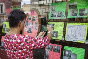 Una mujer fotografía varios anuncios de una inmobiliaria en Getxo (Bizkaia). EFE/Miguel Toña
