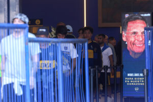 AME6404. BUENOS AIRES (ARGENTINA), 09/10/2025.- Personas salen del velorio del entrenador argentino Miguel Ángel Russo este jueves, en 'La Bombonera' en Buenos Aires (Argentina). El club argentino Boca Juniors abrió su estadio 'La Bombonera', en Buenos Aires, para dar el último adiós a su entrenador, Miguel Ángel Russo, fallecido el miércoles a los 69 años, y donde se espera que los hinchas acudan a despedirlo y agradecerle los títulos obtenidos en el club. EFE/ Juan Ignacio Roncoroni