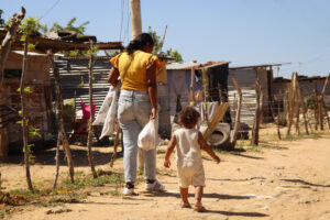 Fotografía sin fecha específica cedida por World Vision que muestra una persona caminando con un niño en La Guajira (Colombia). EFE/ Erica Bohorquez/ World Vision /