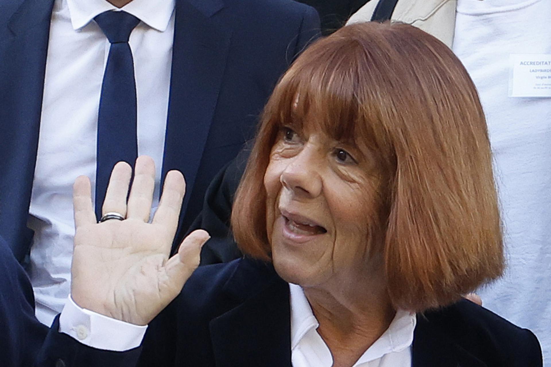 Gisele Pelicot abandona el tribunal penal de Gard, en Nimes, Francia, 08 de octubre de 2025. Un juicio de apelación que involucra a uno de los acusados condenados por las violaciones masivas cometidas contra ella será escuchado por el tribunal del 06 al 09 de octubre. (Francia) EFE/EPA/GUILLAUME HORCAJUELO
