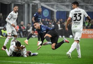 El jugador del Inter Milan Lautaro Martinez (C) durante el partido de la Serie A que han jugado Inter y Cremonese en el Giuseppe Meazza stadium de Milan, Italia. EFE/EPA/MATTEO BAZZI