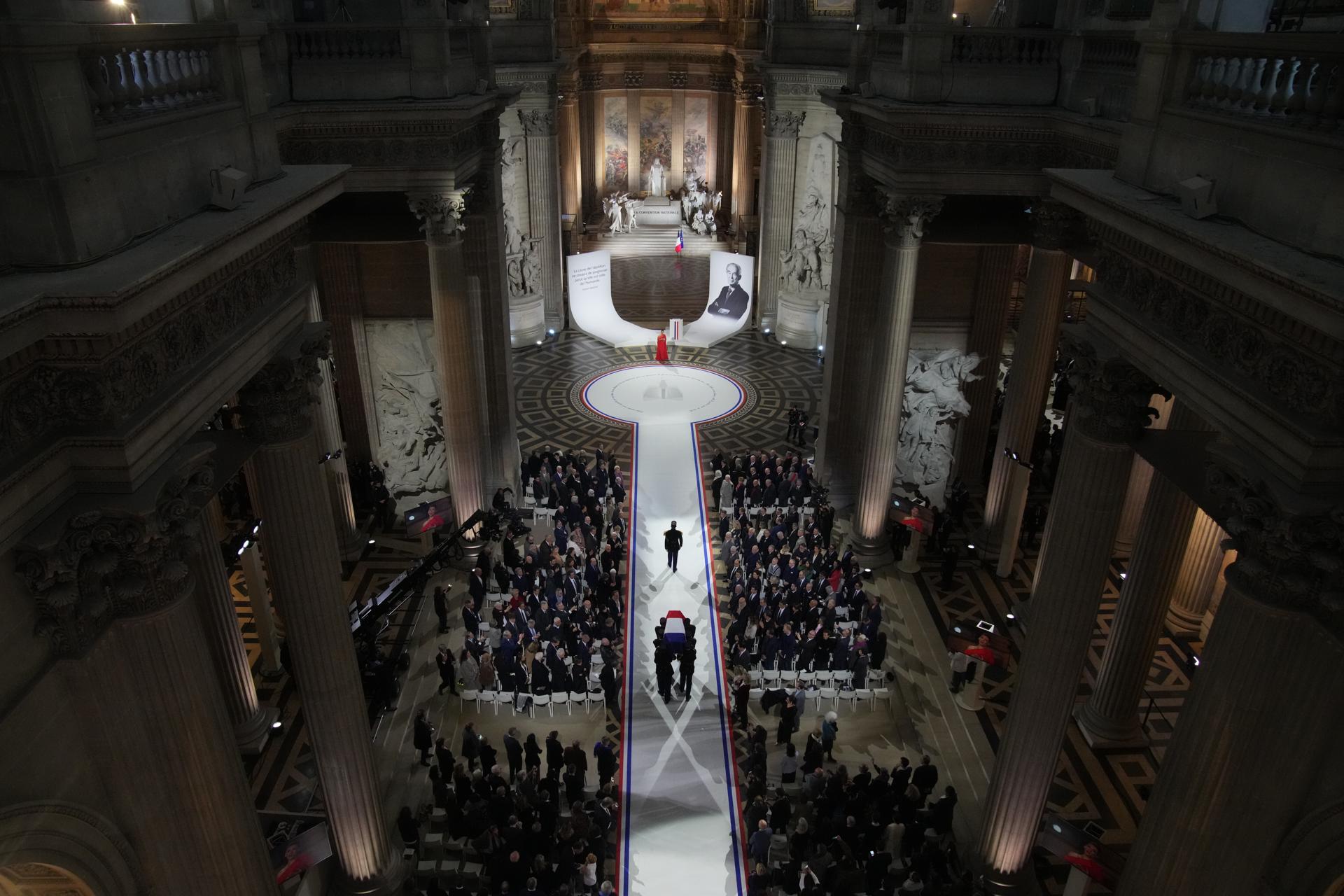 El cenotafio del fallecido Robert Badinter, defensor de los derechos reverenciado que encabezó la campaña de Francia para poner fin a la pena de muerte, es llevado al interior del monumento del Panteón durante su ceremonia de inducción en París, Francia, 09 de octubre de 2025. (Francia)