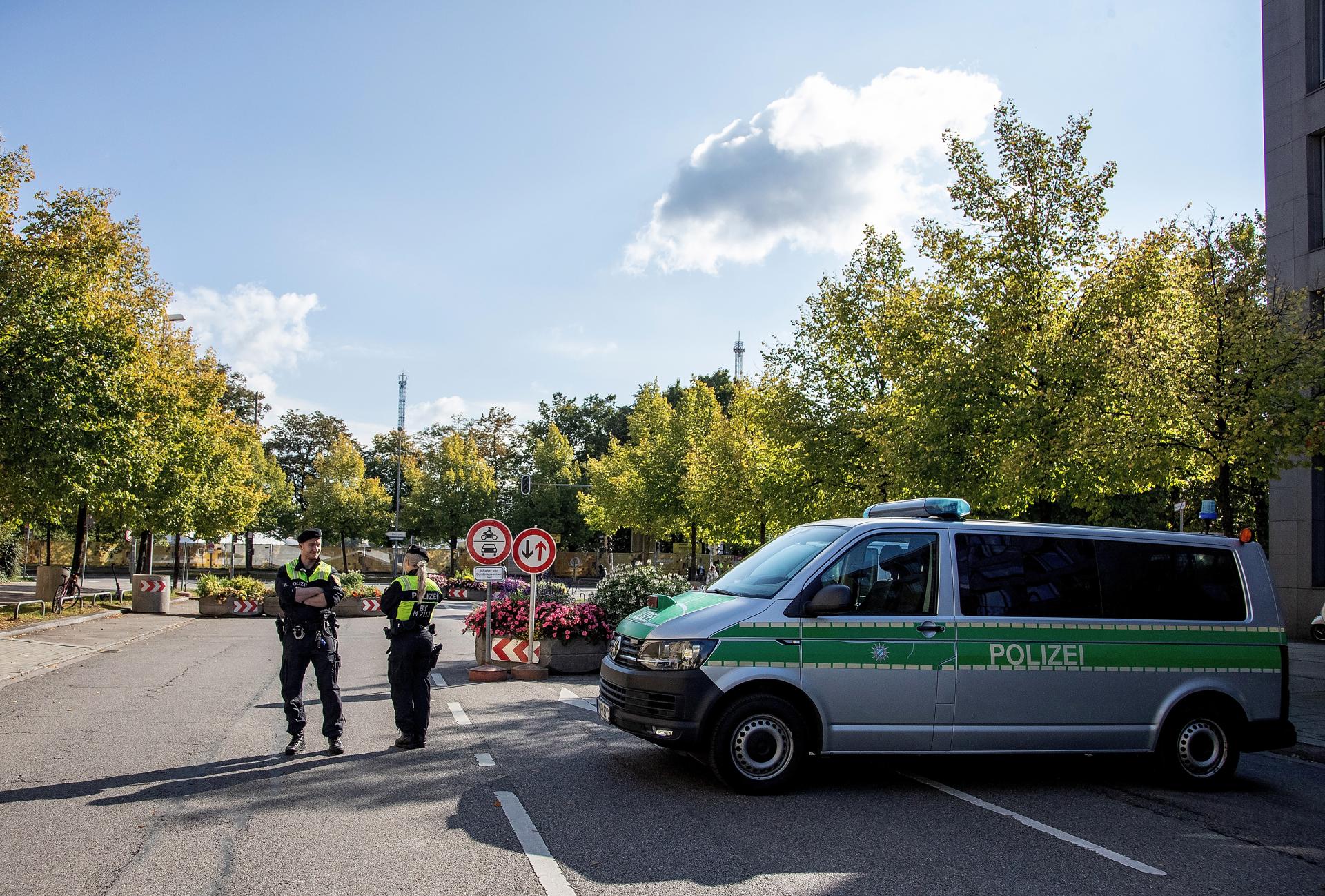 Agentes de la policía alemana en el recinto en torno a la Theresienwiese (Prado de Teresa), que acogeel Oktoberfest cada año. EFE/EPA/VIFOGRA
